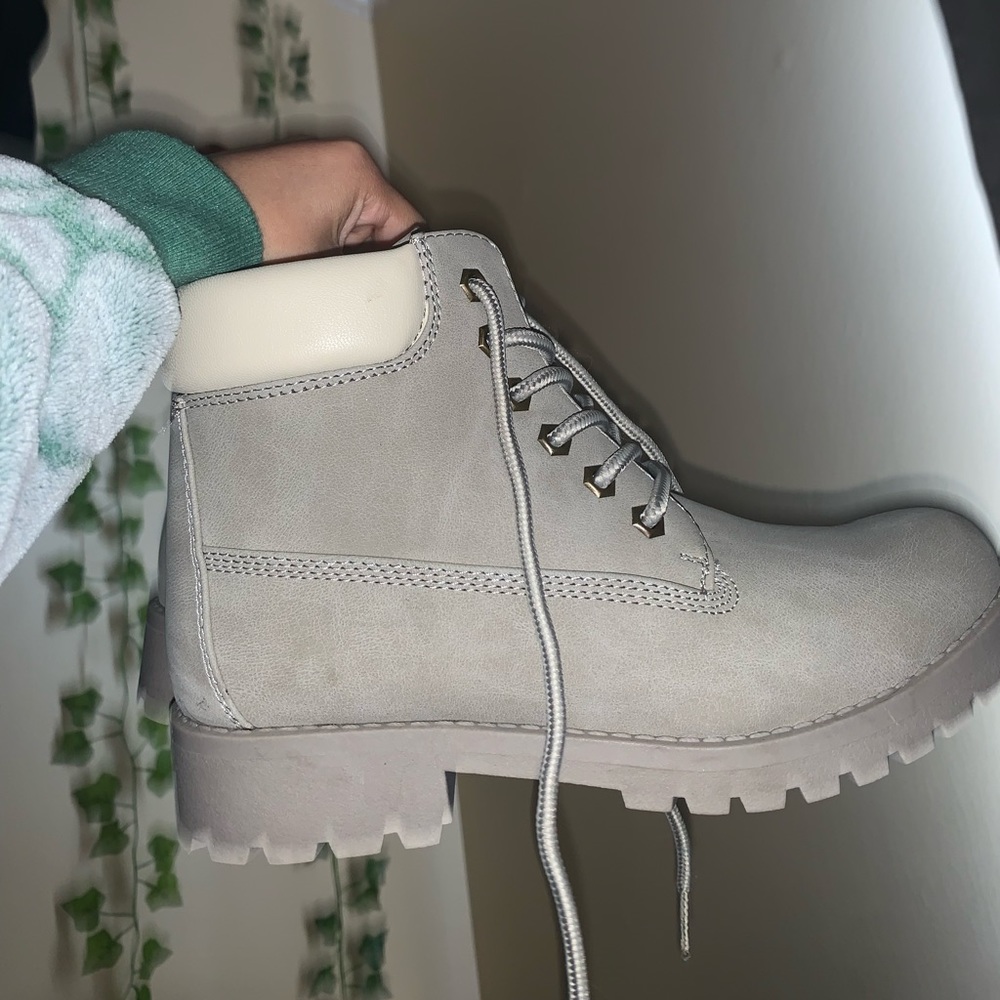 SOLD DO NOT BUY‼️GRAY BOOTS🤍